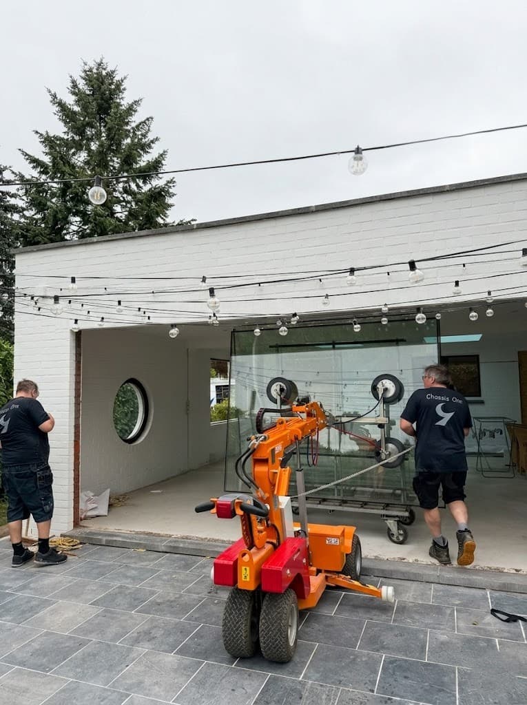 Robot de levage à ventouses en action sur chantier